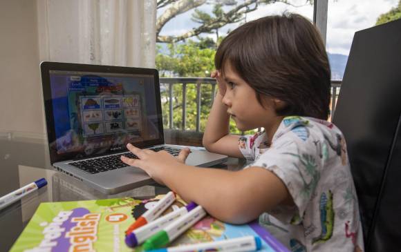 El 79.8% de los estudiantes de primaria dice tener dificultad para concentrarse en la pantalla. FOTO: CARLOS VELÁSQUEZ