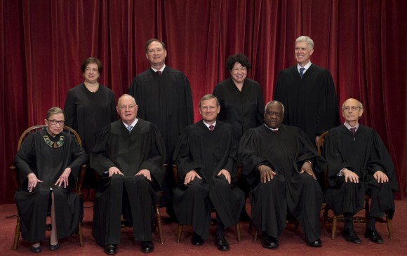 Foto tomada el primero de junio de 2017. La jueza adjunta de la Corte Suprema de Estados Unidos, Ruth Bader Ginsburg, junto a otros miembros de la corte, en Washington. FOTO AFP