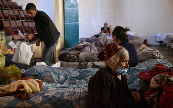 Refugiados de Nagorno Karabaj en un centro de refugio en Ereván, capital de Armenia, el 24 de octubre del 2020, después de huir de su región y de los feroces combates. FOTO AFP