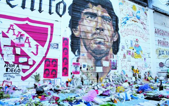 Miles de admiradores del futbolista se acercaron al estadio de Argentinos Jrs (se llama Diego Armando Maradona) para rendirle un homenaje. FOTOS David Santos