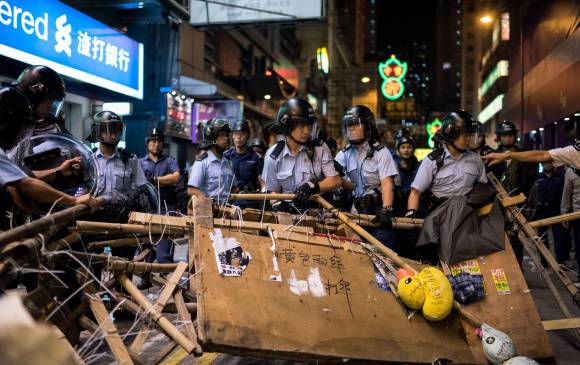 Policía intenta desalojar a protestantes de tres zonas. FOTOafp