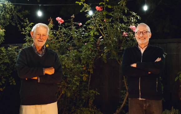 Robert Wilson (izq.) y Paul Milgrom (der.), los economistas estadounidenses ganadores del premio Nobel de Economía, por sus invenciones de nuevos formatos de subastas. FOTO EFE