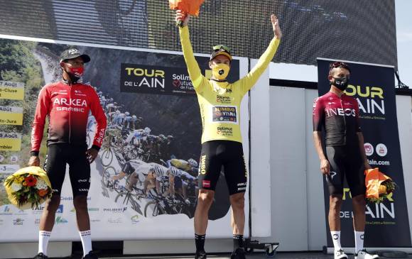 Primoz Roglic (Jumbo) fue escoltado en las últimas dos etapas del Tour de L’Ain por el colombiano Egan Bernal (Ineos), quien estuvo cerca de batirlo. Aquí, con Nairo Quintana (Arkéa), 3°. FOTO AFP