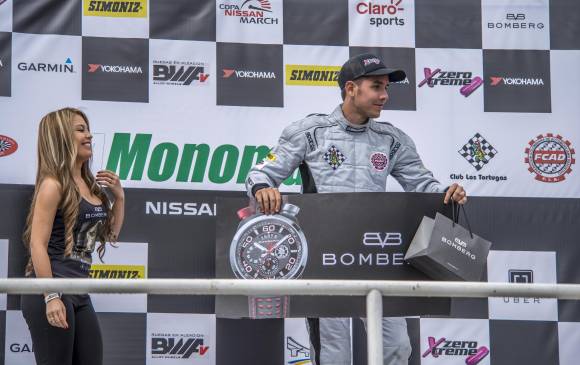 103 puntos tienen de líder en la caterham a Juan Manuel González frente a 72 del ecuatoriano Diego Morán. FOTO cortesía