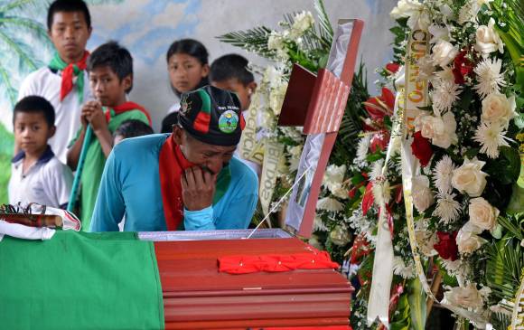 Los comuneros Manuel Tumiñá y Daniel Coicué fueron sepultados tres días después de su asesinato por las Farc. Los indígenas exigen respeto a los grupos armados. FOTO colprensa