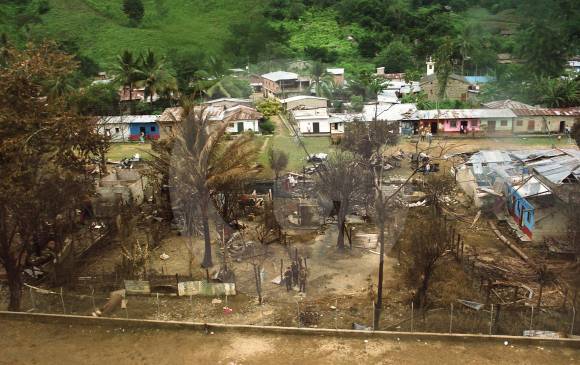 Solo en Machuca (Segovia -Ant), en octubre de 1998, tras un atentado del Eln al oleoducto 46 casas se quemaron y 84 personas murieron incineradas, la mitad de ellos niños. FOTO Donaldo zuluaga