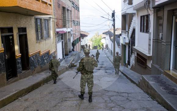 Más presencia del Ejército y la Policía es el pedido que hacen las comunidades de Ituango, al norte de Antioquia. Sin embargo, vale recordar que a principios de mes se desmontaron las trincheras de los militares, en el parque principal. FOTO jaime pérez munevar