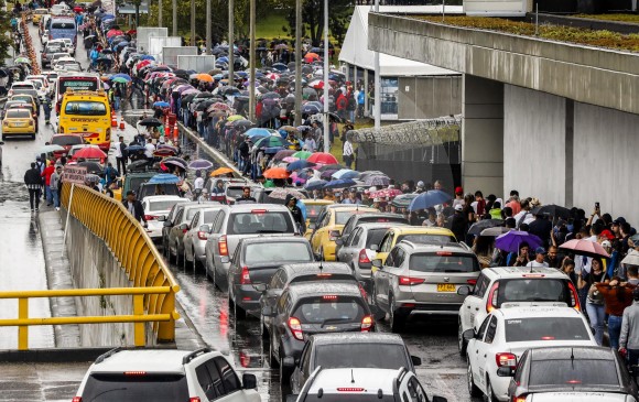 Las congestiones comenzaron el sábado en la avenida Las Palmas hasta el acceso al aeropuerto José María Córdova. Las dificultades de movilidad empeoraron con la lluvia. FOTO Jaime pérez