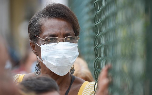 El Invima aclaró que “el uso del tapabocas debe ser en pacientes que manifiesten síntomas de infecciones respiratorias, para evitar expandir el contagio”. FOTO EFE 