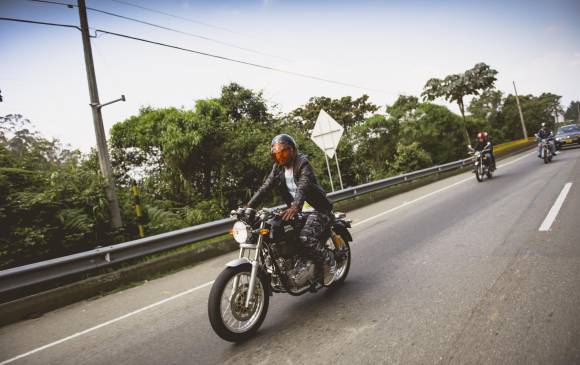 La popularización de las café racer ha sido comparada con la de las Vespa. FOTOS cortesía royal enfield / ilustración shutterstock