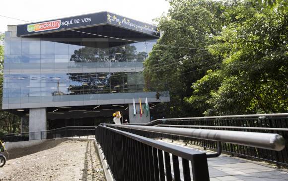 En medio de los árboles del antiguo Vivero Municipal, fue inaugurada ayer la sede de Telemedellín. FOTO Julio CÉsar Herrera