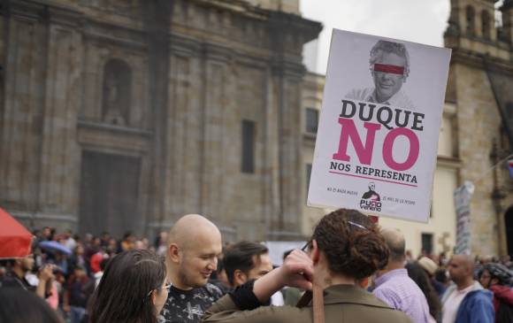 En la marcha de los universitarios, convocada para pedir al Gobierno más recursos para la educación, hubo arengas contra el expresidente Álvaro Uribe y el presidente Iván Duque. FOTO colprensa