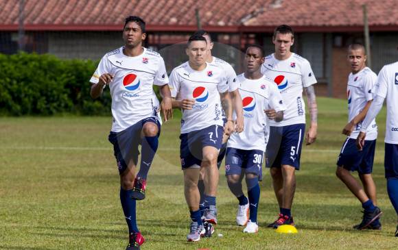 Christian Marrugo, al frente del grupo, genera competencia en las prácticas por la titular del Medellín. FOTO jaime pérez