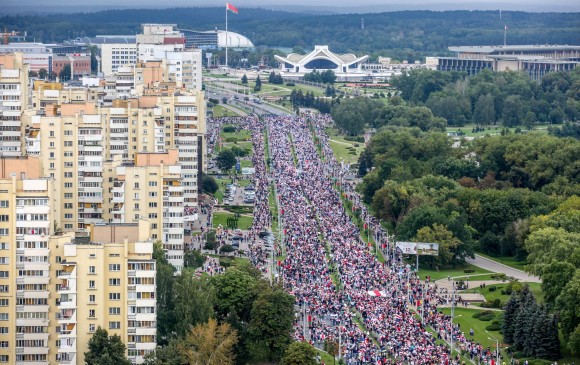 Decenas de miles de bielorrusos organizaron una nueva marcha pacífica el pasado 6 de septiembre. FOTO AFP