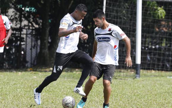 Charles Monsalvo (24), en acción con Julián Guillermo, promete goles en el DIM. FOTO juan A. sánchez