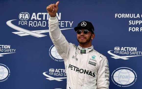 El inglés Lewis Hamilton (Mercedes), triple campeón de Fórmula Uno, se mostró satisfecho por la pole en Australia. FOTO afp