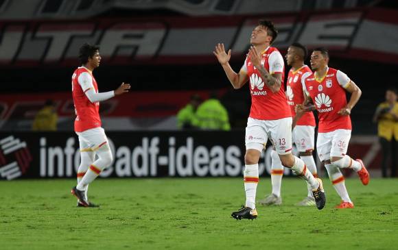 Santa Fe celebra el liderato de la Liga, que hasta el miércoles en la noche, lo mantenía el Nacional. FOTO colprensa 