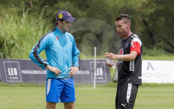 Después de la práctica de ayer en Llanogrande, el técnico Luis Zubeldía tuvo un largo diálogo con el mediocampista John Hernández. Hay optimismo en el equipo rojo. FOTO Juan Antonio Sánchez 