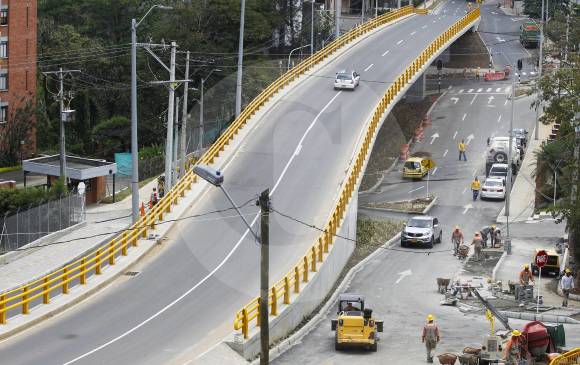 La obra de intercambio vial comprende un puente por la transversal Superior y ejes con retornos hacia la 10 y la Cola del Zorro. La idea es agilizar la movilidad sur norte. FOTO Manuel Saldarriaga