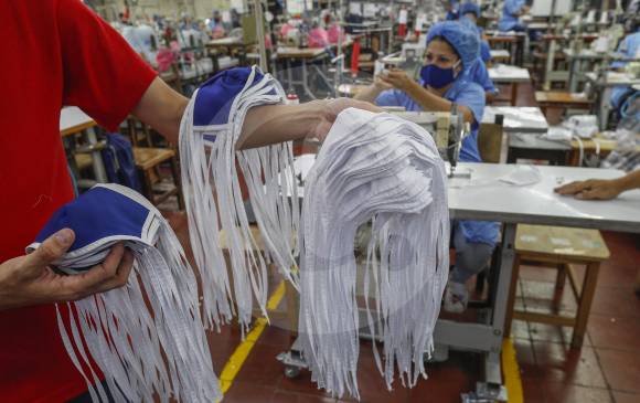 Las irregularidades en la compra de tapabocas fueron unas de las faltas que más se reiteraron en los hallazgos que realizaron los entes de control. FOTO manuel saldarriaga