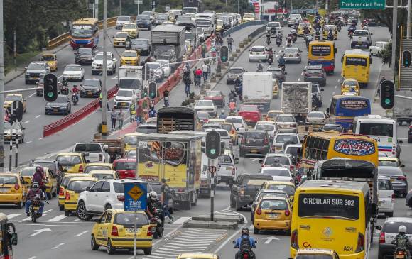 A pesar del pico y placa que incluye seis dígitos y más motos (las de 4T), se han registrado congestiones en las horas previas o posteriores a la vigencia de la medida. FOTO RÓBINSON SÁENZ