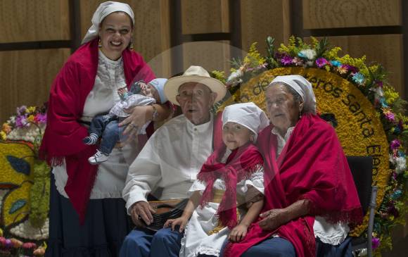 Manuel Londoño y Encarnación Atehortúa entregaron las amarras a su nieta Valentina. Con ellas, la tradición. FOTO donaldo zuluaga
