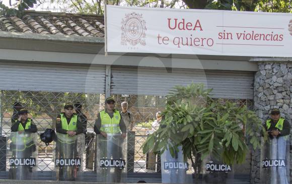 Ante actos que comprometan el orden público o impliquen conductas delictivas, la institución seguirá recurriendo a la Policía. Los vigilantes en todas las sedes de la U. de A. trabajan sin capacidad para reprimir la violencia. FOTO juan antonio sánchez