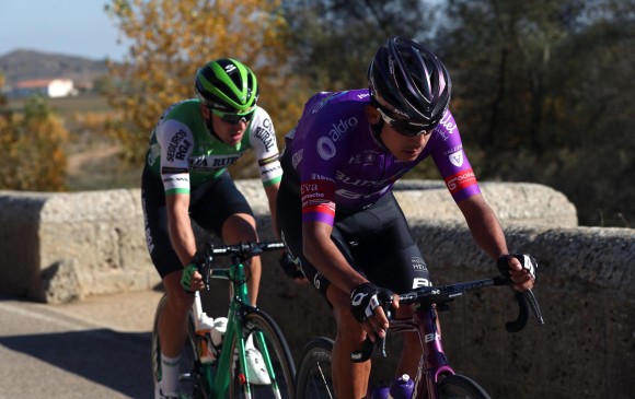 Osorio (adelante) fue una de las figuras ayer en la Vuelta. El paisa dice que seguirá intentando lograr un triunfo de etapa. FOTO EFE