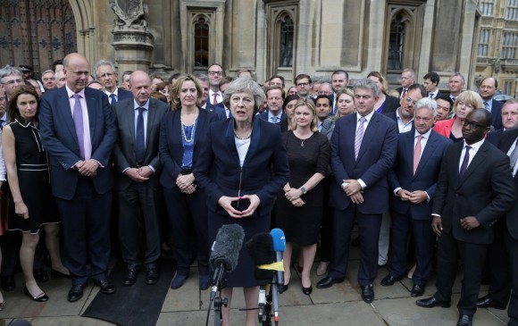 Theresa May, anunció que será designada este miércoles como primera ministra del Reino Unido en compañía de otros miembros del Partido Conservador. Continuará visión de D. Cameron. FOTO AFP