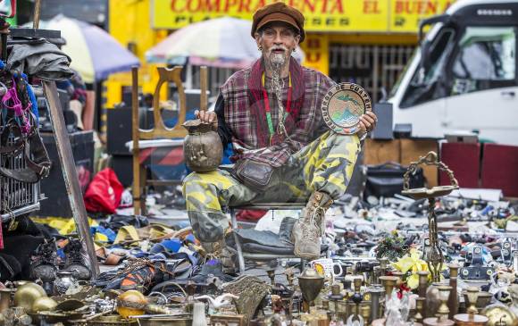 Francisco Antonio Henao, el Zarco, desea tener recursos suficientes para llevarse sus antigüedades de los bazares y montar un local a las afueras de su casa, en Robledo. FOTO Julio César Herrera