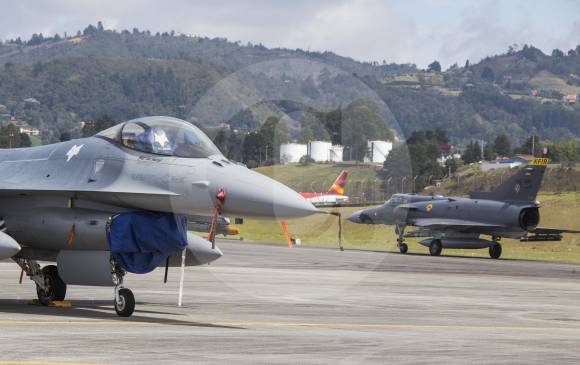 La Fuerza Aérea Colombiana estudia reemplazar su escuadrón de aviones Kfir (derecha). Una de las aeronaves opcionadas y estudiadas para reemplazarlos es el F16 estadounidense (izquierda). No se descartan otras aeronaves rusas o suecas FOTO esteban vanegas