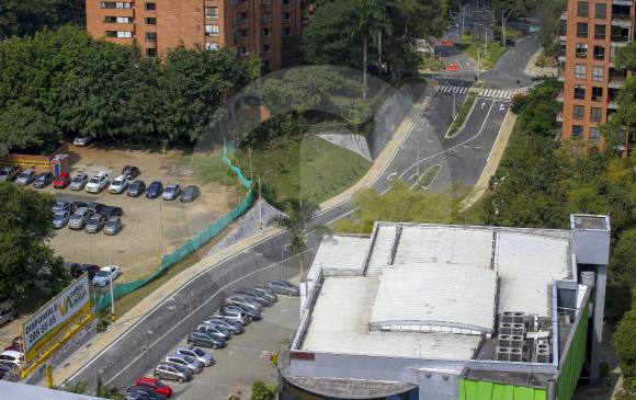 Los Parra, entre la avenida El Poblado y la carrera 43c, obra construida con recursos de valorización, era en doble calzada, pero solo se hizo una. FOTO juan antonio sánchez