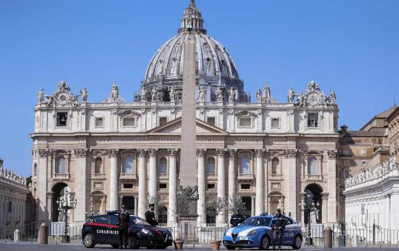 Aunque solo unos pocos curiosos acudieron, la policía romana cercó la Plaza de san Pedro para evitar el acceso al público. FOTO EFE