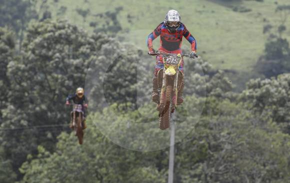 El costarricense David Chacón (919), quien representa a Risaralda, mostró su técnica sobre la moto y ganó las divisiones de MX2 y profesional. FOTO manuel Saldarriaga 