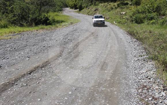 Los 17 kilómetros entre el corregimiento de Bolombolo y el casco urbano de Venecia registran mal estado en varios tramos. En algunos puntos hay paso a un carril. FOTO juan antonio sánchez