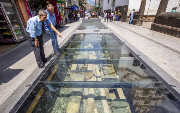 Las tabletas y atanores de arcilla, además de cajas de piedra cubiertas con lajas, podrán ser vistas por los transeúntes de esta vía, gracias a la cobertura de vidrio instalada. FOTO juan antonio sánchez