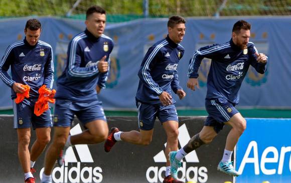 Lionel Messi, uno de los jugadores más importantes del mundo se podría quedar sin disputar el Mundial de Rusia-2018. Este martes se sabrá el futuro de Argentina. FOTO afp