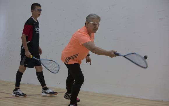 Carlina durante una de las jornada de entrenamiento en el Country Club, junto a su nieto Mateo Restrepo. Ambos estarán en la primera Válida Nacional en Medellín. FOTO manuel saldarriaga