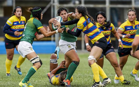 El rugby, un deporte de contacto, ha pedido a sus federaciones, evitar algunas jugadas para disminuir el riesgo. FOTO Jaime Pérez