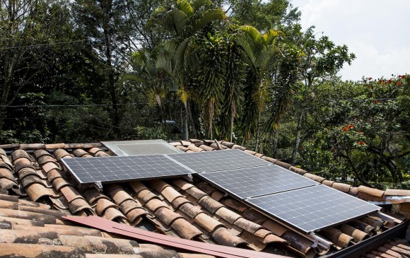 100 megavatios se estarían produciendo en Colombia en techos solares de personas y empresas. Eso equivale a 5 pequeñas centrales hidroeléctricas, o a un sexto de porce III. En la foto se ven los de Casa Kolacho en la Comuna 13. FOTO Julio César Herrera Echeverri