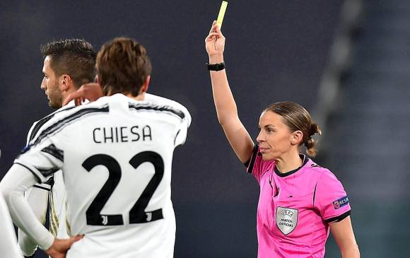 Stéphanie Frappart, la primera mujer en ser jueza central en un partido de la Champions. FOTO EFE