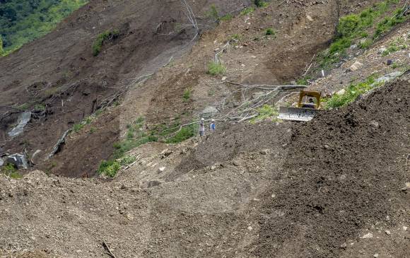 En la zona hay presencia de maquinaria amarilla que busca estabilizar la vía y abrir paso en un futuro. FOTO JUAN ANTONIO SÁNCHEZ