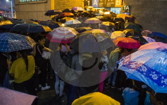 El daño en el Metro coincidió con un fuerte aguacero que cayó sobre el centro y sur del Valle de Aburrá. Hubo caos en las estaciones y las principales vías de Medellín. FOTO Julio César Herrera