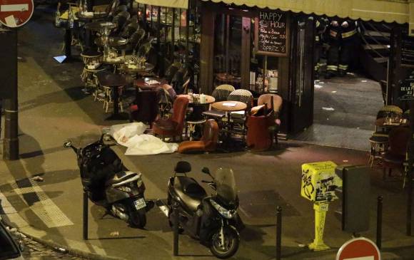 El presidente de Francia, Francois Hollande, decretó estado de emergencia y ordenó el cierre de las fronteras. FOTO afp
