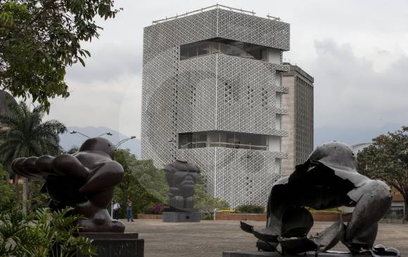 El nuevo edificio de la EDU, que se levanta en el parque San Antonio, se ha convertido en un elefante blanco, pues las obras están paradas y no se anuncia cuándo se reactivarán. FOTO Jaime Pérez