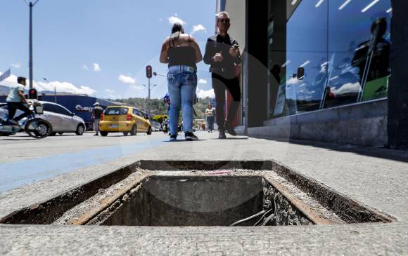 En la calle 33, entre Palacé y Bolívar, hay otra trampa mortal para los peatones. FOTO JAIME PÉREZ