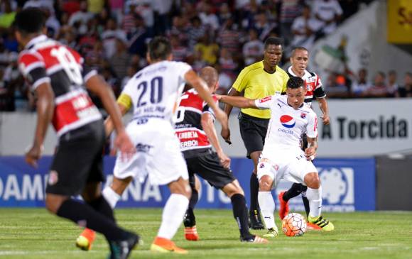 Luis Carlos Arias, uno de los jugadores que superó una lesión, salió con dolor en su pierna izquierda ante Santa Cruz. FOTO afp