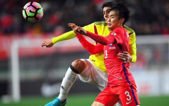 En la imagen Stefan Medina disputa el balón frente a un rival coreano. Al defensor colombiano le costó reemplazar a Santiago Arias en la función de lateral derecho. FOTO afp