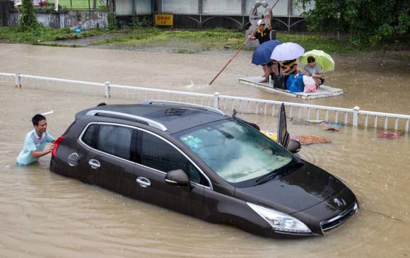 Imagen de las inundaciones causadas por las lluvias tras el paso del tifón Soudelor por la ciudad de Fuzhou, en la provincia de Fujian (China). FOTO REUTERS.