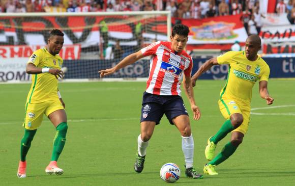 En la imagen Roberto Ovelar ante la mirada de Gustavo Torres y Edwin Valencia, que fue expulsado en la segunda etapa. Ese hombre de más fue aprovechado por Junior. FOTO colprensa